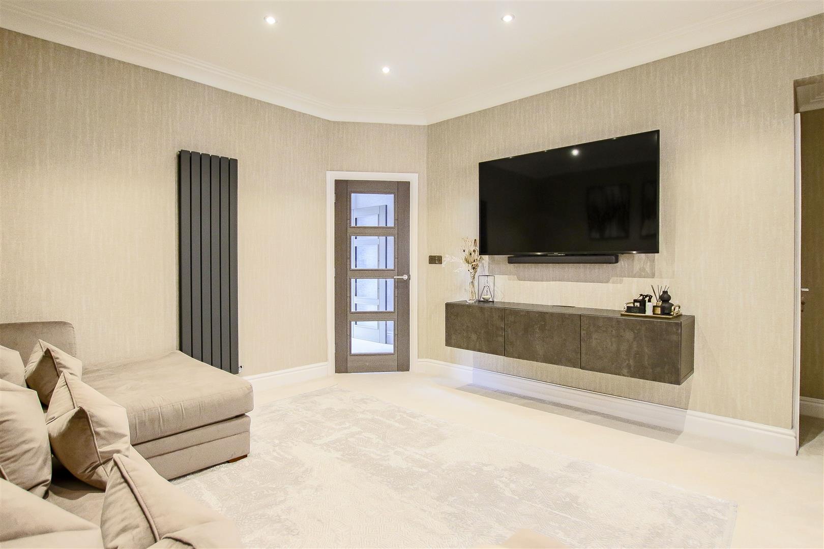 4 Bed Mid Terrace House For Sale - Main Image